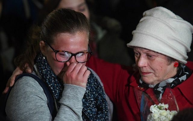 Members of the French community hold a vigil in Sydney on July 15, 2016.(AFP PHOTO / PETER PARKS)