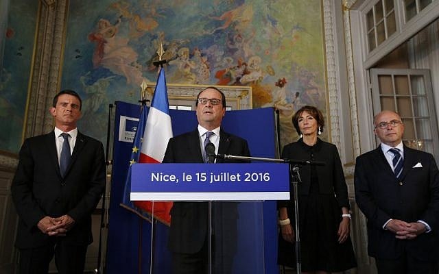 French President Francois Hollande (2nd L) stands with Prime Minister Manuel Valls (L), Interior Minister Bernard Cazeneuve (R) and Minister of Health Marisol Touraine (2nd R) as he speaks to journalists at the Prefectoral Palace in Nice on July 15, 2016, a day after a gunman smashed a truck into a crowd of revellers celebrating Bastille Day in the resort city. (AFP PHOTO / POOL / ERIC GAILLARD)