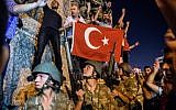 Turkish solders stay with weapons at Taksim square as people protest against the military coup in Istanbul on July 16, 2016. ( AFP PHOTO/OZAN KOSE)