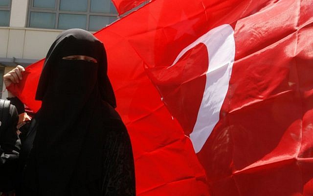 A Lebanese woman holds a Turkish flag during a demonstration by members of the Islamic group Jamaa Islamiya in the southern Lebanese port city of Sidon on July 16, 2016, to support Turkish President Recep Tayyip Erdogan following a deadly but foiled coup attempt. (AFP PHOTO/MAHMOUD ZAYYAT)