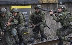 Brazilian army special forces assigned to the security of the Rio 2016 Olympics Games train along the platforms of the Deodoro train station in Rio de Janeiro, Brazil on July 16, 2016. (AFP PHOTO / CHRISTOPHE SIMON)