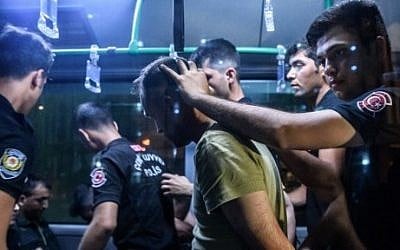 Turkish anti-riot police detain a soldier who allegedly took part in a military coup, at Bakirkoy district in Istanbul on July 16, 2016. (AFP PHOTO / OZAN KOSE)