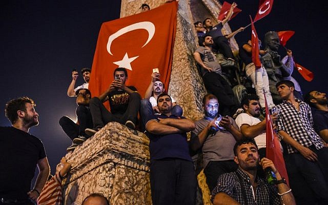 Pro-Erdogan supporters gather at Taksim square in Istanbul to support the government on July 16, 2016, following a failed coup attempt. (AFP PHOTO / BULENT KILIC) Pro-Erdogan supporters gather at Taksim square in Istanbul to support the government on July 16, 2016, following a failed coup attempt. (AFP PHOTO / BULENT KILIC)