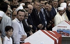 Turkish President Recep Tayyip Erdogan, center, attends the funeral of victims of the coup attempt in Istanbul on July 17, 2016. AFP PHOTO / ARIS MESSINIS)