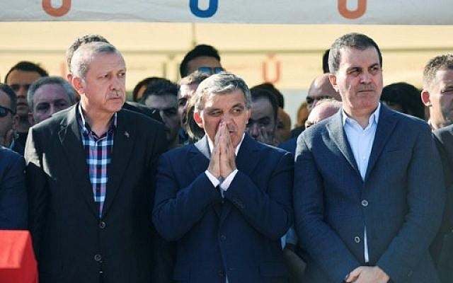 Turkey's President Recep Tayyip Erdogan (L) and former Turkish president Abdullah Gul (C) react after attending the funeral of a victim of the coup attempt in Istanbul on July 17, 2016. (AFP PHOTO/BULENT KILIC) Turkey's President Recep Tayyip Erdogan (L) and former Turkish president Abdullah Gul (C) react after attending the funeral of a victim of the coup attempt in Istanbul on July 17, 2016. (AFP PHOTO/BULENT KILIC)