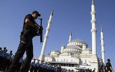 Illustrative photo of an armed Turkish police officer at Kocatepe Mosque in Ankara on July 17, 2016. (ILYAS AKENGIN / AFP)