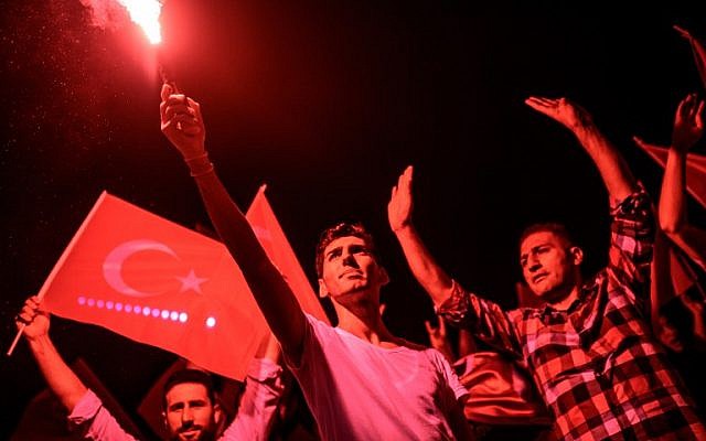 Demonstrators rally at Taksim square in Istanbul on July 17, 2016, in support of the Turkish government following a failed coup attempt (AFP PHOTO / OZAN KOSE) Demonstrators rally at Taksim square in Istanbul on July 17, 2016, in support of the Turkish government following a failed coup attempt (AFP PHOTO / OZAN KOSE)