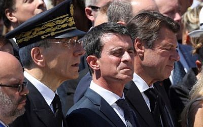 From left, the mayor of Nice Philippe Pradal, Prefect of the Alpes-Maritimes department Adolphe Colrat, French Prime minister Manuel Valls and President of the Provence Alpes Cote d'Azur region Christian Estrosi observe a minute of silence on the Promenade des Anglais in Nice on July 18, 2016, in tribute to victims of the deadly Nice attack on Bastille Day. (AFP PHOTO / Valery HACHE) From left, the mayor of Nice Philippe Pradal, Prefect of the Alpes-Maritimes department Adolphe Colrat, French Prime minister Manuel Valls and President of the Provence Alpes Cote d'Azur region Christian Estrosi observe a minute of silence on the Promenade des Anglais in Nice on July 18, 2016, in tribute to victims of the deadly Nice attack on Bastille Day. (AFP PHOTO / Valery HACHE)