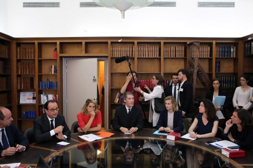 French President Francois Hollande (2ndL), flanked by French Minister of Justice Jean-Jacques Urvoas (L), speaks during a meeting with magistrates, in Paris, on July 18, 2016. (AFP PHOTO / POOL / Thibault Camus) French President Francois Hollande (2ndL), flanked by French Minister of Justice Jean-Jacques Urvoas (L), speaks during a meeting with magistrates, in Paris, on July 18, 2016. (AFP PHOTO / POOL / Thibault Camus)