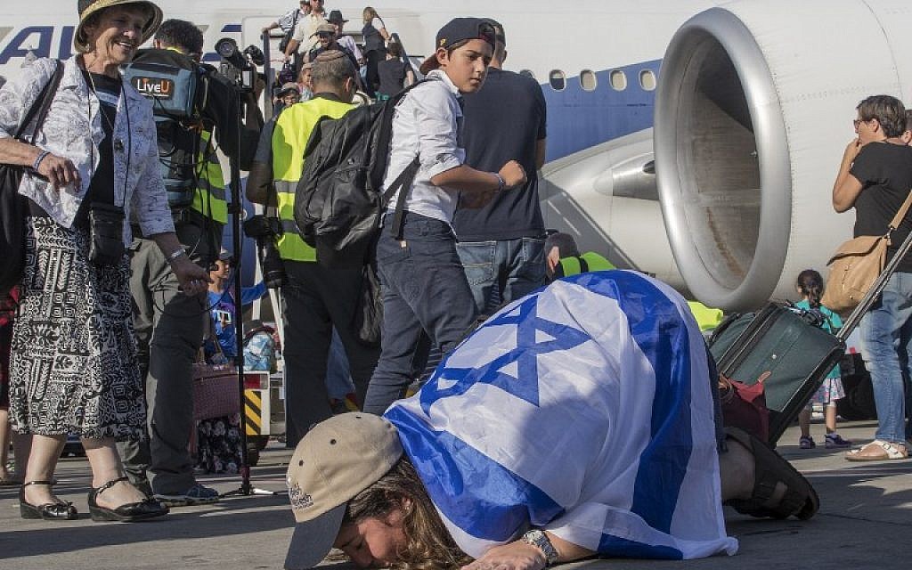 A newly arrived Jewish immigrant from North America kisses the tarmac after arriving at Ben Gurion International Airport near Tel Aviv on July 19, 2016. 
(AFP PHOTO/JACK GUEZ)