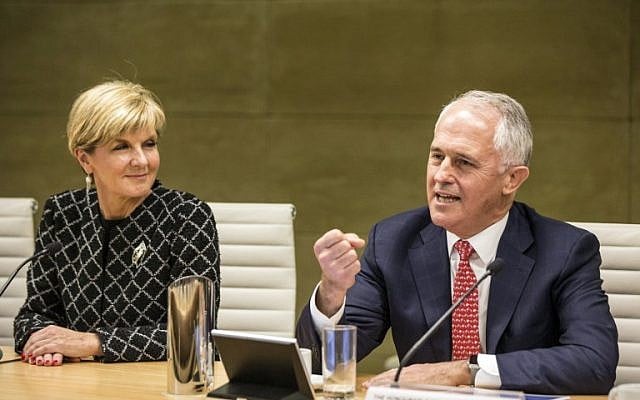 Australian Prime Minister Malcolm Turnbull, right, gestures next to Australian Foreign Minister Julie Bishop during a meeting in Sydney, Australia, July 19, 2016. (AFP/POOL/JESSICA HROMAS)
