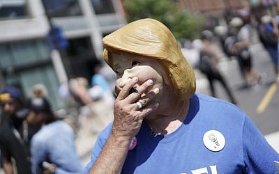 A man walks wearing a Hillary Clinton mask on the second day of the Republican National Convention on July 19, 2016 in Cleveland, Ohio (BRENDAN SMIALOWSKI / AFP)