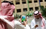 Saudi men play with the Pokemon Go app on their mobile phones in Riyadh, the Saudi Arabian capital on July 17, 2016.  (AFP PHOTO / STRINGER)