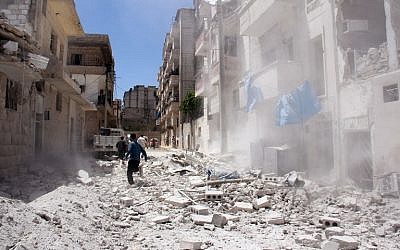Syrian civilians react following a reported air strike by Syrian government forces on the rebel-held northwestern city of Idlib, July 20, 2016. (AFP Photo/Omar haj kadour)