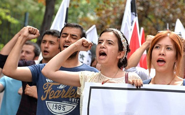 Pro-nationalist university students shout during a protest against U.S.-based cleric Fethullah Gulen and his followers during a demonstration in Ankara, on July 21, 2016. (AFP PHOTO / ADEM ALTAN)