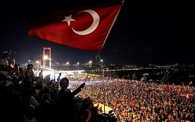 Pro-Erdogan supporters wave a Turkish national flag during a rally at Bosphorus bridge in Istanbul on July 21, 2016. (AFP PHOTO / UMIT TURHAN COSKUN)