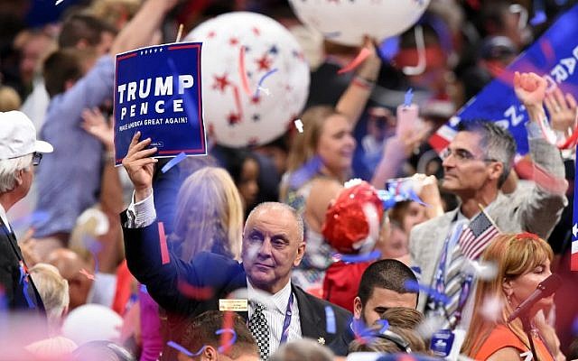 Balloons and confetti descend on the Republican National Convention following the address by Republican presidential candidate Donald Trump on the penultimate night of the event at Quicken Loans Arena in Cleveland, Ohio, July 21, 2016. (AFP PHOTO/Robyn BECK)