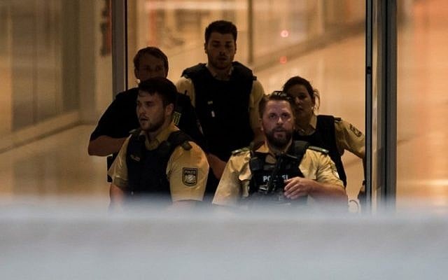 Police secures the area inside a shopping center in Munich on July 22, 2016 following a shooting.
At least one person has been killed and 10 wounded in a shooting at a shopping centre in Munich on Friday, German police said. (AFP PHOTO / STR)