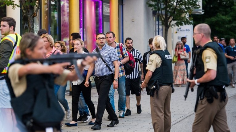 Police evacuate people from the shopping mall in Munich on July 22, 2016 following a shootings earlier. (AFP PHOTO / STR) Police evacuate people from the shopping mall in Munich on July 22, 2016 following a shootings earlier. (AFP PHOTO / STR)