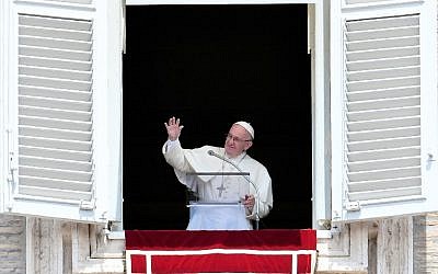 Pope Francis waves at the faithful gathered in St. Peter's at the Vatican during his Sunday Angelus prayer on July 24, 2016. (AFP PHOTO / FILIPPO MONTEFORTE)