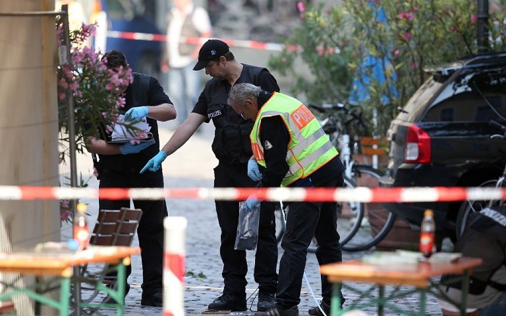 Police investigators work at the site of a suicide bombing in Ansbach, southern Germany, on July 25, 2016. (AFP/dpa/Daniel Karmann)