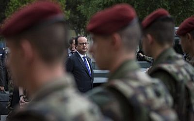 French President Francois Hollande reviews French soldiers of the "Operation Sentinelle" during his visit at the army base and command center for France's anti-terror "Vigipirate" plan at the fort of Vincennes, on the outskirts of Paris, on July 25, 2016. (AFP/POOL/IAN LANGSDON)