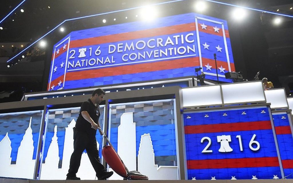 A worker vacuums the stage prior to the start of Day 1 of the Democratic National Convention at the Wells Fargo Center in Philadelphia, Pennsylvania, July 25, 2016. (AFP/SAUL LOEB)