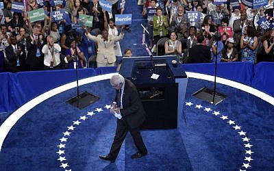 Vermont Senator and former Democratic presidential candidate Bernie Sanders departs the podium after addressing the Democratic National Convention at the Wells Fargo Center in Philadelphia, Pennsylvania, July 25, 2016. (AFP/Brendan Smialowski)