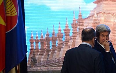 US State Secretary John Kerry, right, talks to Russia's Foreign Minister Sergey Lavrov as they prepare to pose for a group photo during the East Asia Foreign Ministers' meeting on the sidelines of the Association of Southeast Asian Nations (ASEAN) annual ministerial meeting, being held in Vientiane, July 26, 2016. (AFP/HOANG DINH NAM)