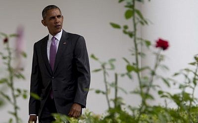 US President Barack Obama walks from the residence to the Oval Office at the White House in Washington, DC, July 27, 2016. (AFP/Jim Watson)