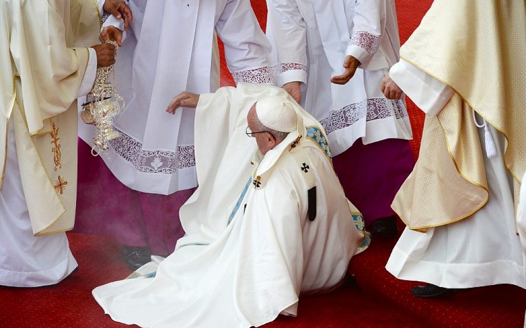 Pope Francis takes a fall during a mass at the Jasna Gora Monastery in Czestochowa, Poland on July 28, 2016, as he visits the country for an international Catholic youth festival with a mission to encourage openness to migrants. (AFP PHOTO/FILIPPO MONTEFORTE)