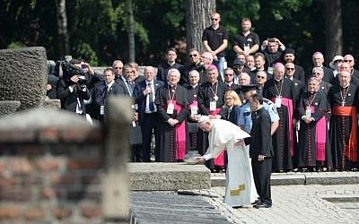 Pope Francis places a memorial candle at a monument in the Auschwitz death camp in Poland on July 29, 2016 (AFP PHOTO/FILIPPO MONTEFORTE)