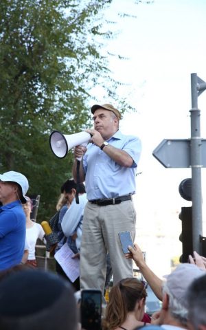 Head of the Jewish Agency Natan Sharansky fights for a 'strengthened connection between world Jewry and Israel' at a July 6, 2016 demonstration in support of the conversions of New York Rabbi Haskel Lookstein. (Ezra Landau)