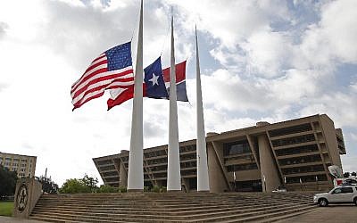 Flags fly at half mast at Dallas City Hall on July 8, 2016, following the fatal shootings of five police officers in the city . (Stewart F. House/Getty Images/AFP)