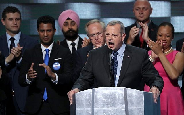 Ret. Gen. John Allen delivers remarks on the fourth day of the Democratic National Convention at the Wells Fargo Center, July 28, 2016 in Philadelphia, Pennsylvania. (Alex Wong/Getty Images/AFP) Ret. Gen. John Allen delivers remarks on the fourth day of the Democratic National Convention at the Wells Fargo Center, July 28, 2016 in Philadelphia, Pennsylvania. (Alex Wong/Getty Images/AFP)