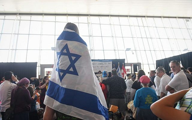 A girl on her fathers shoulders before boarding a Nefesh B'Nefesh chartered flight to Israel from New York, July 18, 2016. (Shahar Azran)