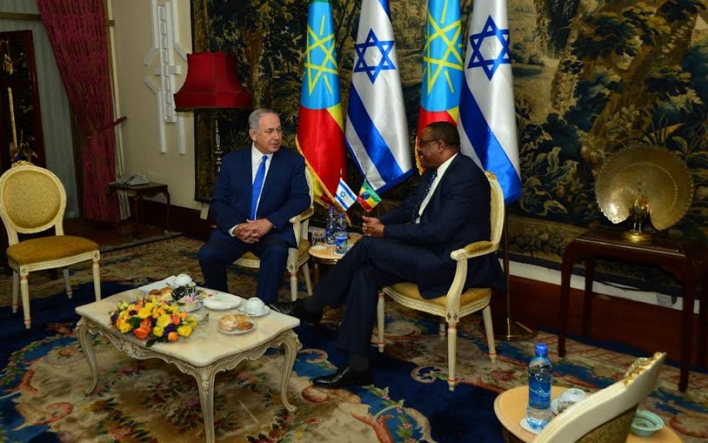 Prime Minister Benjamin Netanyahu meets with Ethiopian counterpart Hailemariam Desalegn in Addis Ababa on July 7, 2016 (Kobi Gideon/GPO)