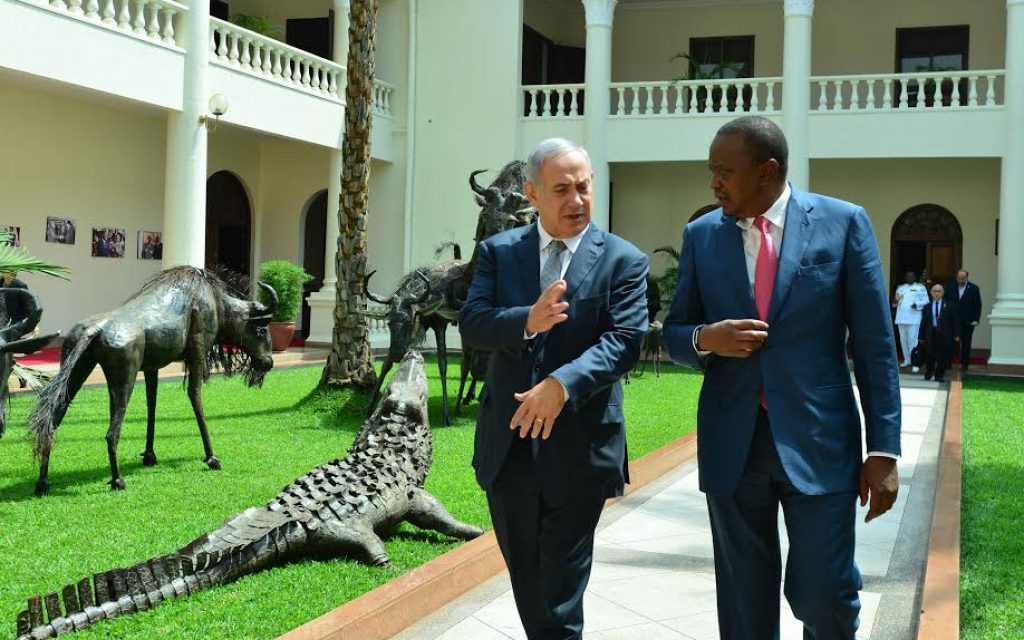 Kenya’s President Uhuru Kenyatta and Prime Minister Benjamin Netanyahu meet in Nairobi on July 5, 2016 (Photo by Kobi Gideon/GPO)