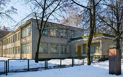The site of the synagogue today. The Vilna Gaon monument is at the right. (CC BY 2.5 Julius / Wikipedia)
