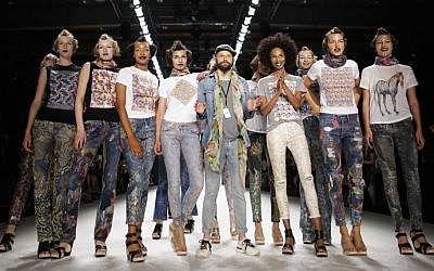 Designer Johny Dar, center, and the models receive the applause after the 'Jeans For Refugees project' fashion show Friday, July 1, 2016.  (AP Photo/Markus Schreiber)