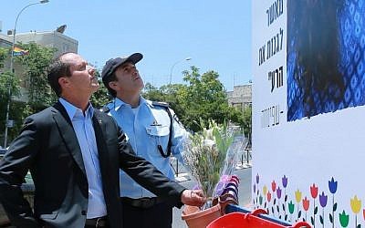 Jerusalem Mayor Nir Barkat and Jerusalem District Police Commander Yoram Halevy lay wreaths at the site of the murder of Shira Banki, hours before the start of the Jerusalem Pride Parade, July 21, 2016. (Arnan Busani)