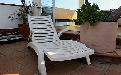 A reclining beach chair produced by Keter. (Public Domain/Wikimedia)