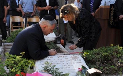 Prime Minister Benjamin Netanyahu with his wife Sara at the grave of his late brother Yoni Netanyahu who was killed in the 1976 raid on Entebbe, on June 28, 2006. (Moshe Milner/GPO/Flash 90) Prime Minister Benjamin Netanyahu with his wife Sara at the grave of his late brother Yoni Netanyahu who was killed in the 1976 raid on Entebbe, on June 28, 2006. (Moshe Milner/GPO/Flash 90)