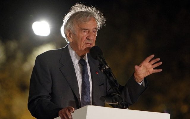 Nobel Prize winner Elie Wiesel speaks at an award ceremony held at the Israel Museum in Jerusalem, August 31, 2010. (Miriam Alster/Flash90)