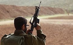 Illustrative: An IDF soldier holding a weapon. (Yaakov Naumi/Flash90)