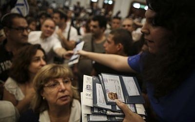 Handing out new identity cards to French immigrants in July 2014 (Hadas Parush/Flash 90)