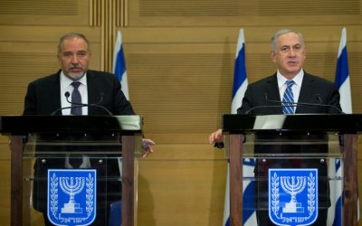 Prime Minister Benjamin Netanyahu and Defense Minister Avigdor Lieberman hold a joint press conference on May 30, 2016. (Yonatan Sindel/Flash90)