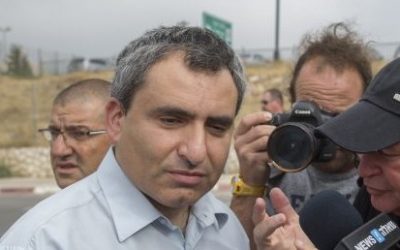 Jerusalem Affairs Minister Ze'ev Elkin speaks with the parents of late Israeli soldier Oron Shaul outside the Prime Minister's Office in Jerusalem on June 29, 2016. (Yonatan Sindel/Flash90)
