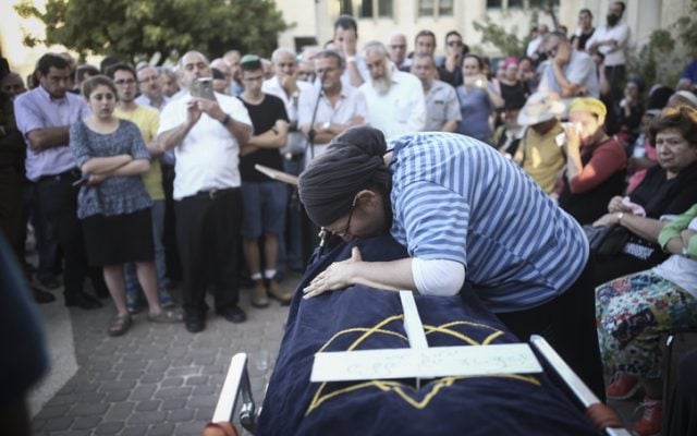 Rina Ariel mourns over the body of her 13-year-old daughter Hallel Yaffa, who was stabbed to death by a Palestinian terrorist in her home, during her eulogy in the Kiryat Arba settlement on June 30, 2016. (Yonatan Sindel/Flash90)