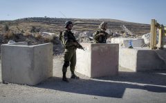 Illustrative: IDF soldiers man a checkpoint near the West Bank city of Hebron, on July 2, 2016. (Wisam Hashlamoun/Flash90)